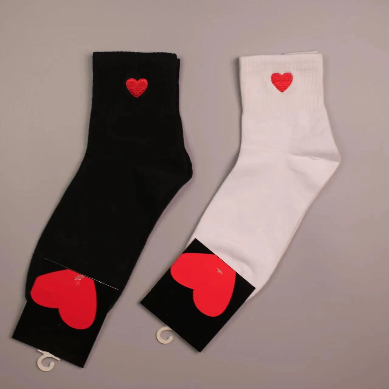 2023 Designermode Herren Damen Socken 100 % Baumwollstrümpfe Hochwertige süße bequeme Socken Herzmuster N1