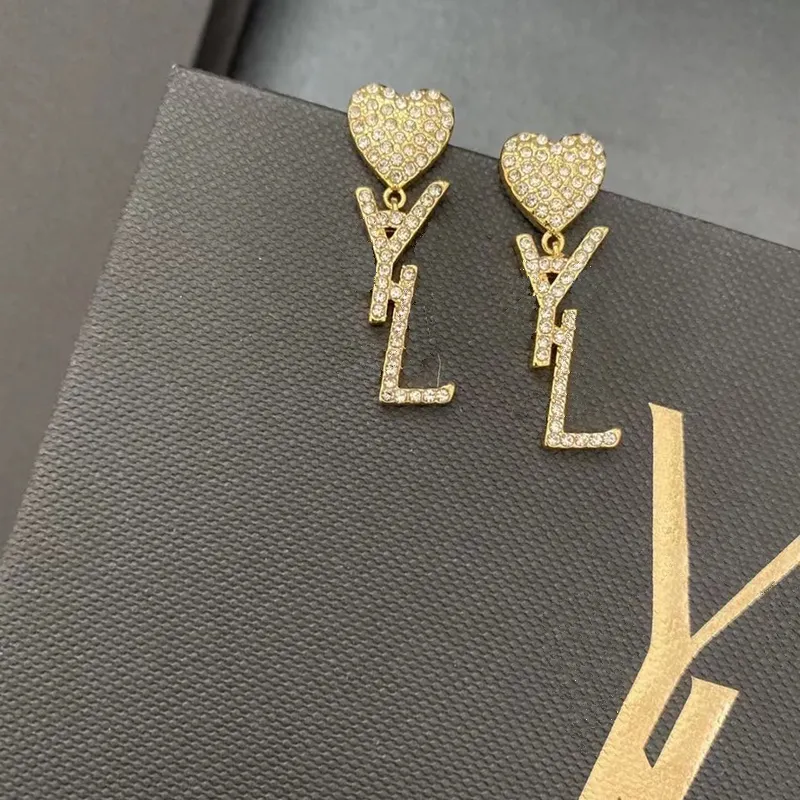 brincos de grife Brincos femininos Carta de amor Brincos de diamante Moda Liga de luxo Sensação premium Leve Luxo Alta qualidade Festa de presente de aniversário
