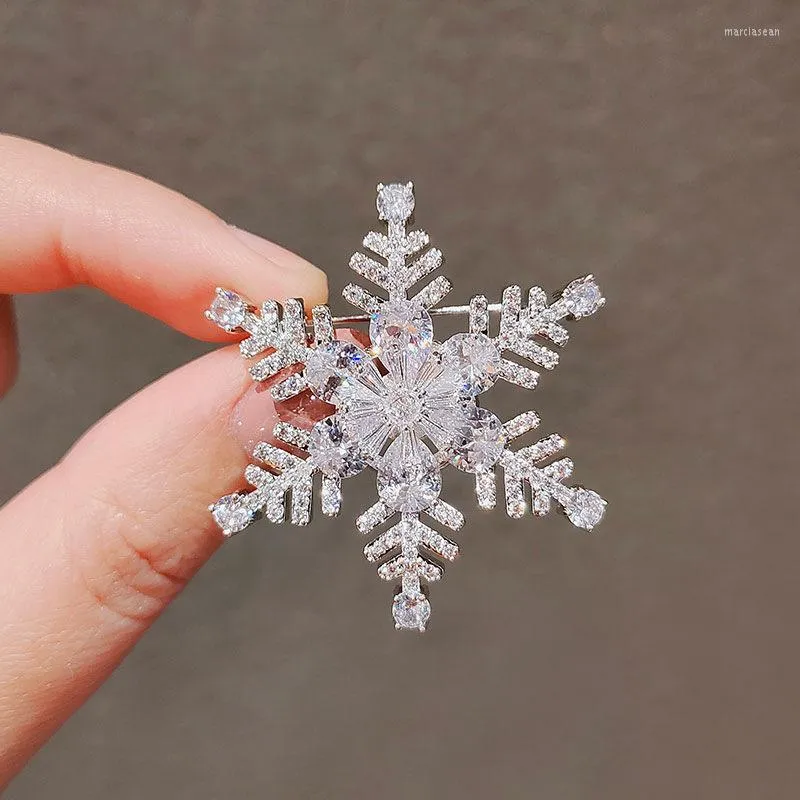 Broscher vit snöflinga premium smycken brosch exklusiv design för eleganta damer vardagliga slitage stift klädtillbehör gåva