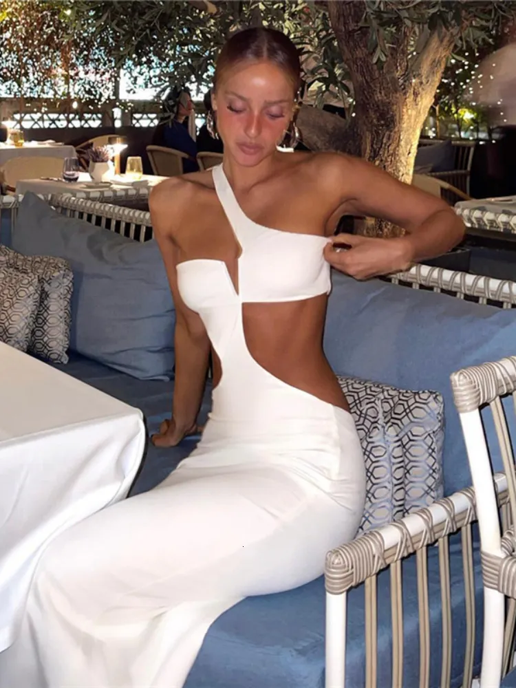 Casual klänningar vita långa sommar kvinnor sexig klippa ut smala kvällsfest mode en axel semester strand maxi 2023 230303