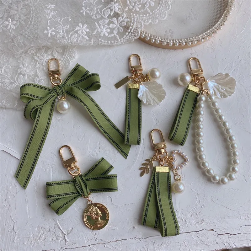 Mode Keychains Luxurys Designer Golden Buckle Nyckelringar för kvinnors väskor Ladies Gilrs Lovers Casual Pearl Green Keyring Lanyards