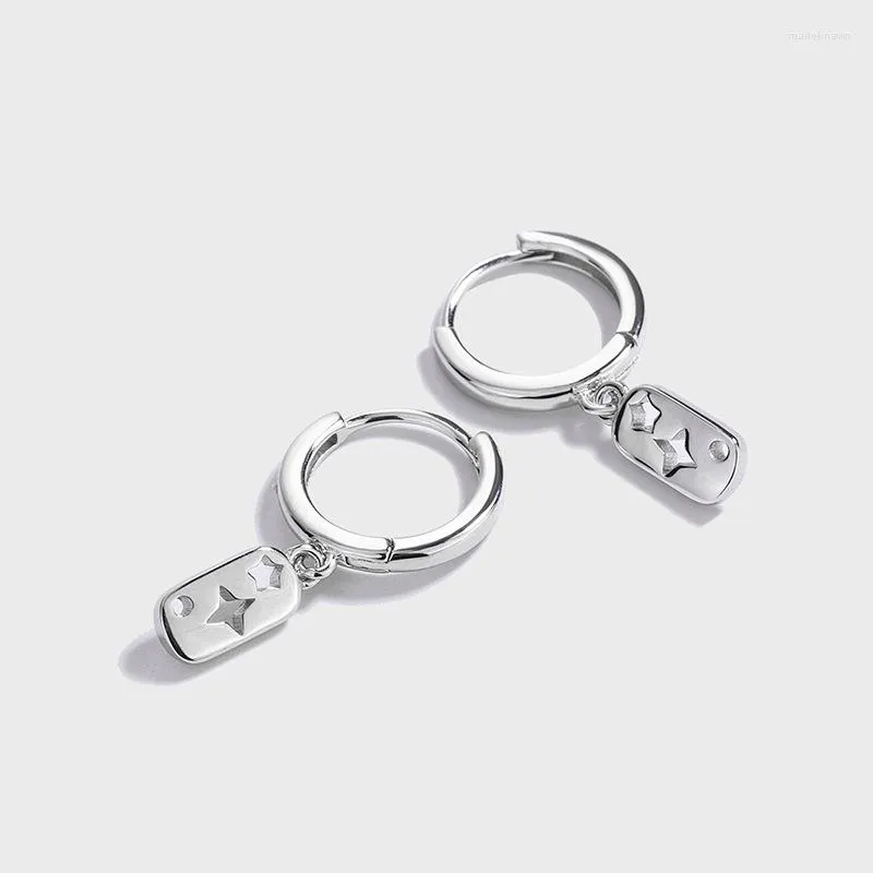 Stud -oorbellen Sterling Silver Koreaanse versie Ins Cold Wind Niche Design Onregelmatige Star Hollow Air Quality Wild Ear Buckle