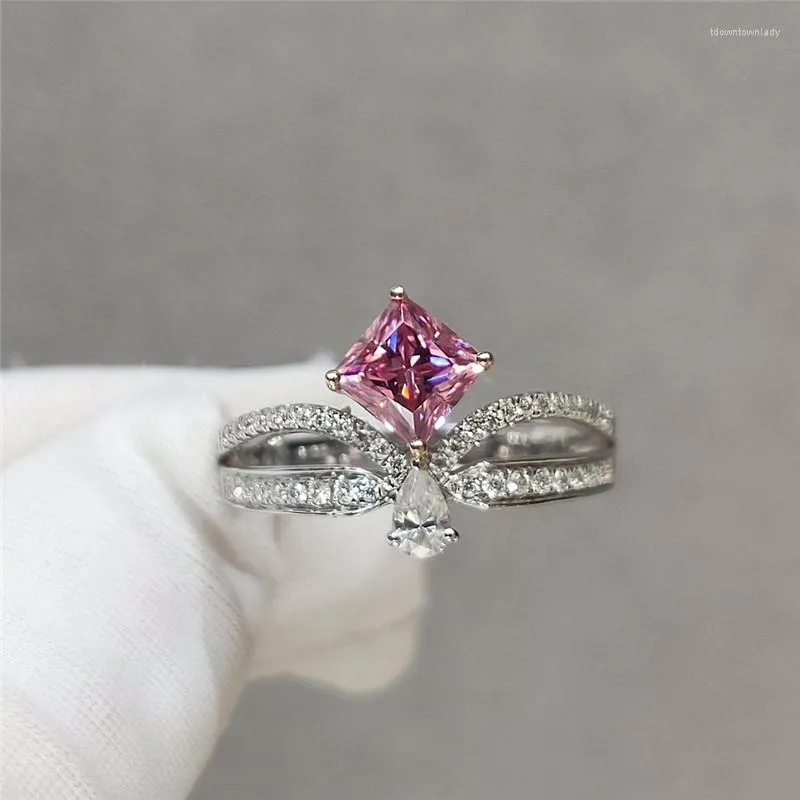 Pierścienie klastra Prawdziwe 18 -karatowe białe złoto Doskonały test diamentu wycinany 0,8ct 5 5 mm Square Pink Moissanite Wedding Wedding dla żeńskiej biżuterii