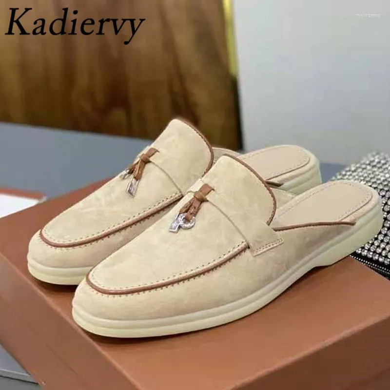 Slippare Classic Flat Women High-kvalitet Kid Suede Metal Lock Pendant Loafers Shoes Ladies Comfort Leisure Mules 35-42