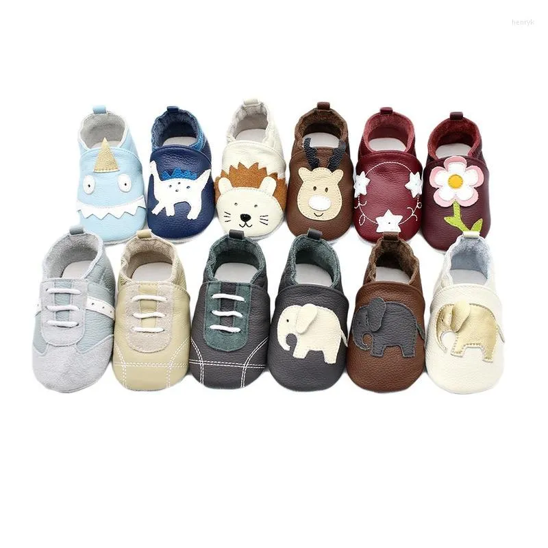 Lauflernschuhe Eine Vielzahl von Babyschuhen aus Rindsleder mit weicher Sohle und Cartoon-Motiv für geborene Frühlingsbabys