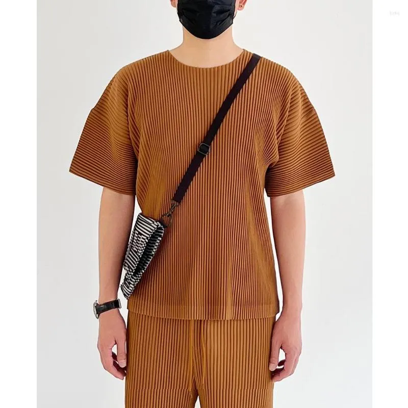 Herr t-skjortor miyake veckad kort ärm överdimensionerad t-shirt casual toppar mens designer vintage affärskläder