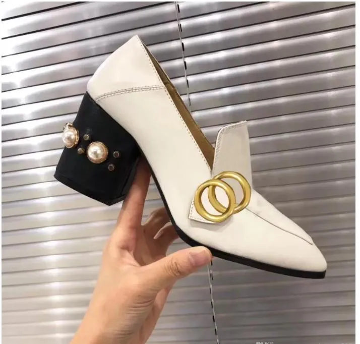 2023 Classic Dress Shoes Designer Shoes Leather Rivet Thick Heel High Heels 100% Cowhide Metal Button Women Pearl High-Heeled Boat Shoe Stor storlek 35--42 med låda