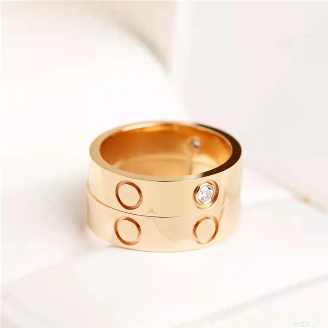 bagues de luxe bague de créateur pour femmes hommes jelelry en acier inoxydable vis plaquée or 18 carats avec diamant fête de mariage fiançailles cadeau d'anniversaire