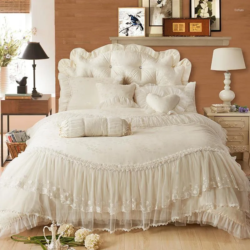 Set di biancheria da letto Set 7 pezzi venduti in perdita Copripiumino in puro cotone Decorazione in pizzo Gonna letto Federe Cuscino decorativo a forma di cuore