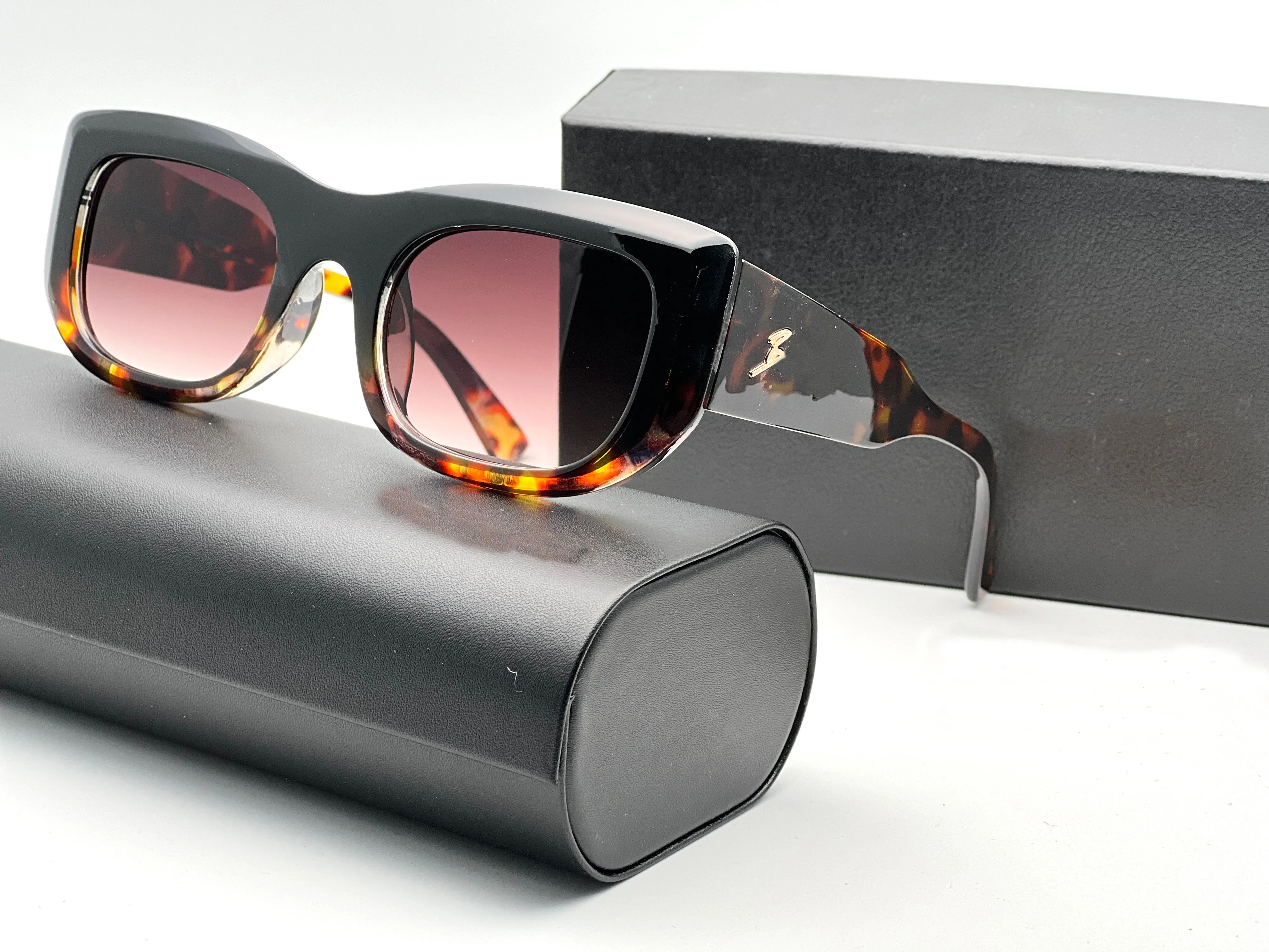 Proteja seus olhos com estilo com nossos óculos de sol Apresse-se e compre um par para sua viagem