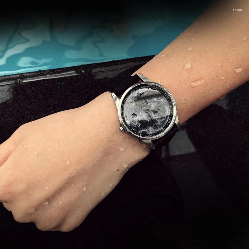 Нарученные часы Enmex дизайн наручные часы холст -ремешок водонепроницаемые творческий корпус из нержавеющей стали 3D Луна.