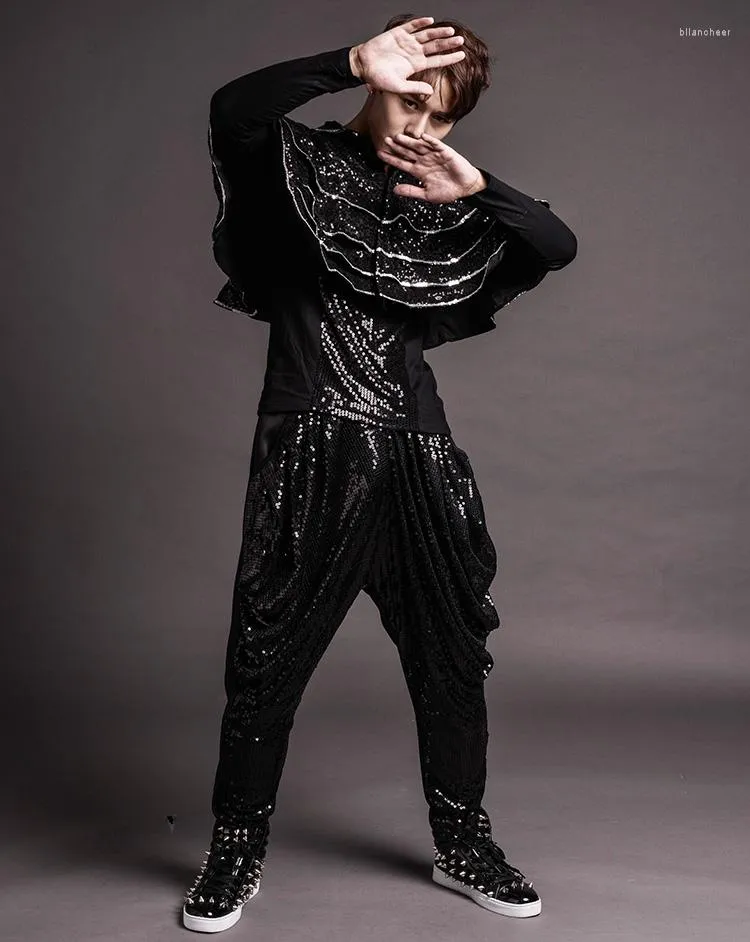 ステージウェアブラックスパンコール銀色の男性スーツ潮マクロークハーレンパンツ3ピースセット（マントTシャツ）ヒップホップジャズショーコスチューム