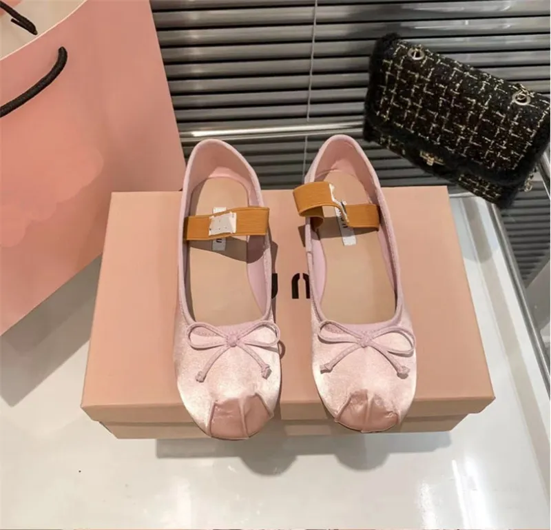 2023 Moda Designer de luxo Sapatos sociais femininos rosa sapatos de balé sapatos femininos de arco Sapatos baixos de cetim francês Sapatos baixos Mary Jane Rosa Vermelho Tamanho Eur 34-40