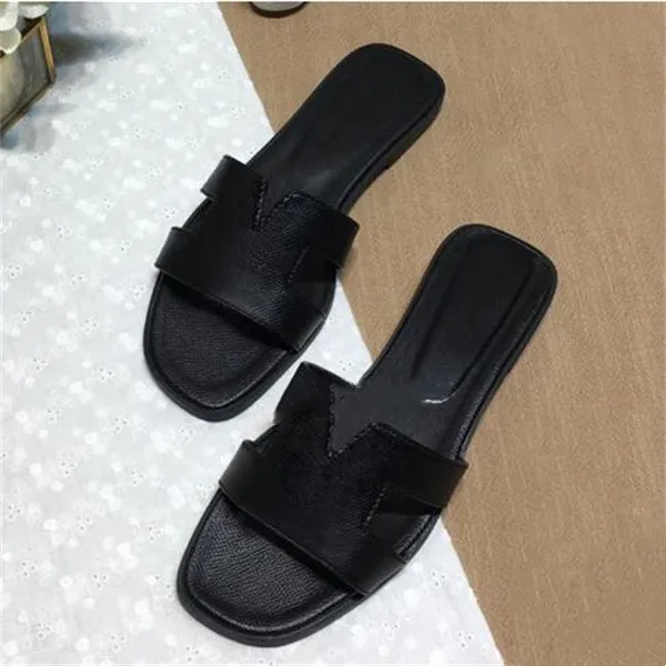 Platta tofflor för kvinnor designer sandaler skor svart vit toffel lyx damer sandal äkta läder sommar mode kvinnor strandgummi gummi flip flops