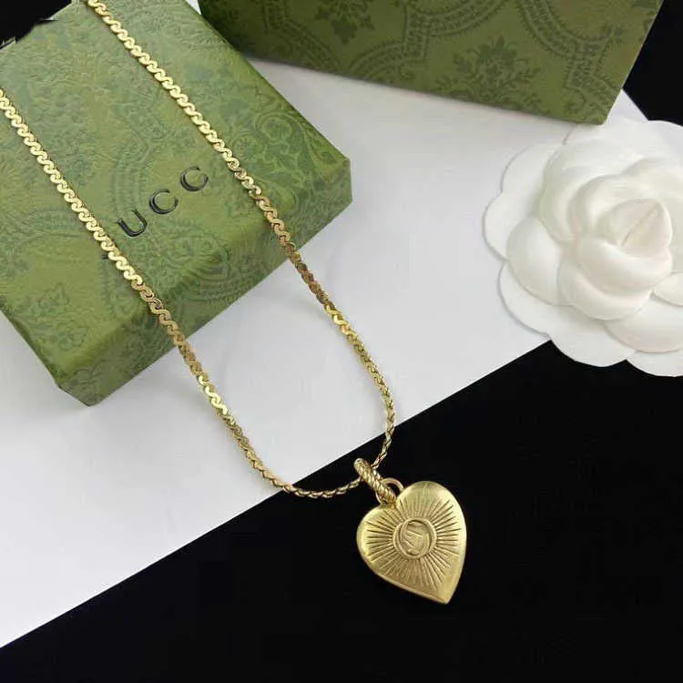 2023 Nouveaux bijoux de luxe de haute qualité à la mode pour collier double en forme de cœur, conception populaire, chaîne de pull en laiton en détresse pour fille