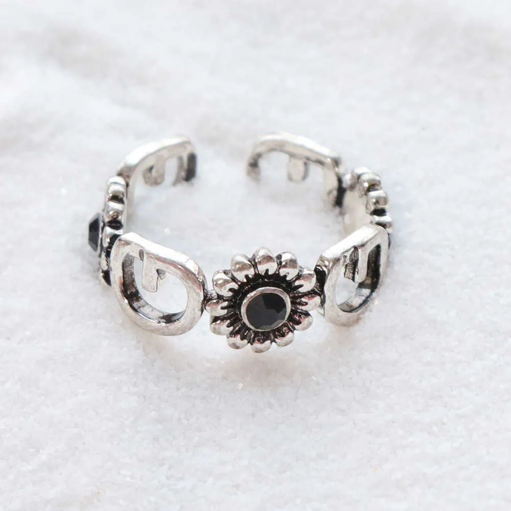2023 Yaz hediyesi için yeni lüks yüksek kaliteli moda mücevherleri antik aile yüzüğü zümrüt ile altın içi boş metal doku ışığı abartılı açık yüzük