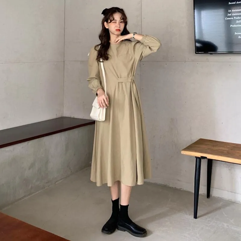 Casual Dresses Autumn 2023 Women's Korean Version Design Feeling Black Midje visar tunt slit Temperament Medium längd klänning inuti och OU