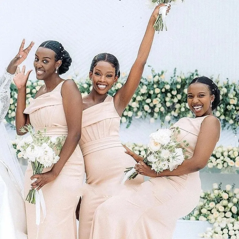 2023 Sexy Champagne Robes De Demoiselle D'honneur Pays Africain Invité De Mariage Robe Sirène Une Épaule Élastique Satin Partie Demoiselle D'honneur Robes Plus La Taille