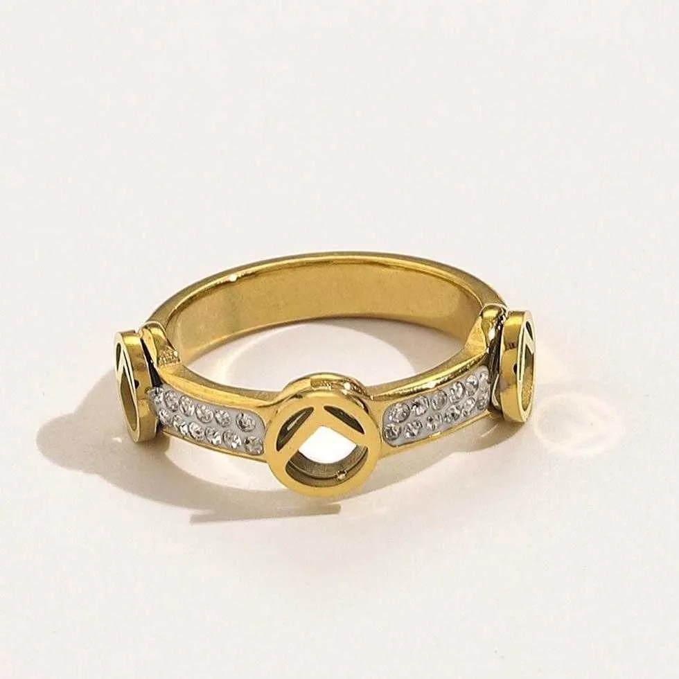 80% DI SCONTO 2023 Nuovi gioielli di moda di lusso di alta qualità per titanio scava fuori anello di diamanti in argilla bianca semplice femminile in acciaio inossidabile francese