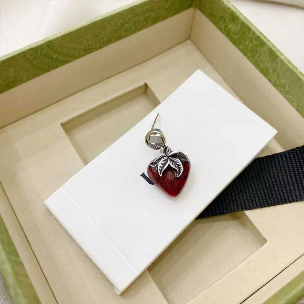 80% DI SCONTO 2023 Nuovi gioielli di moda di alta qualità di lusso per orecchini regalo di design a lato singolo in argento sterling doppio incastro fragola