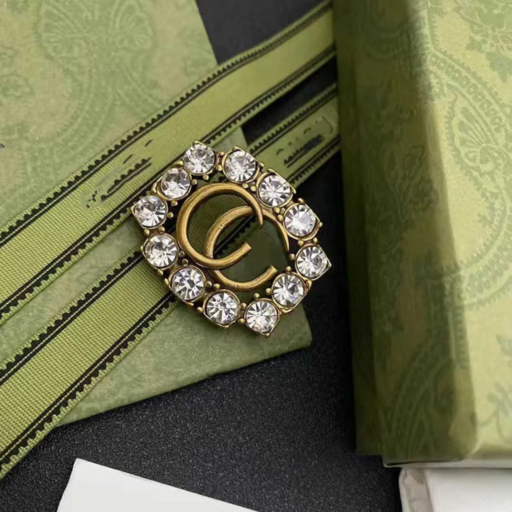 Topp designer smycken stil mässing inlagd diamant klassiska brosch bokstäver höst och vinter mångsidig personlig corsage