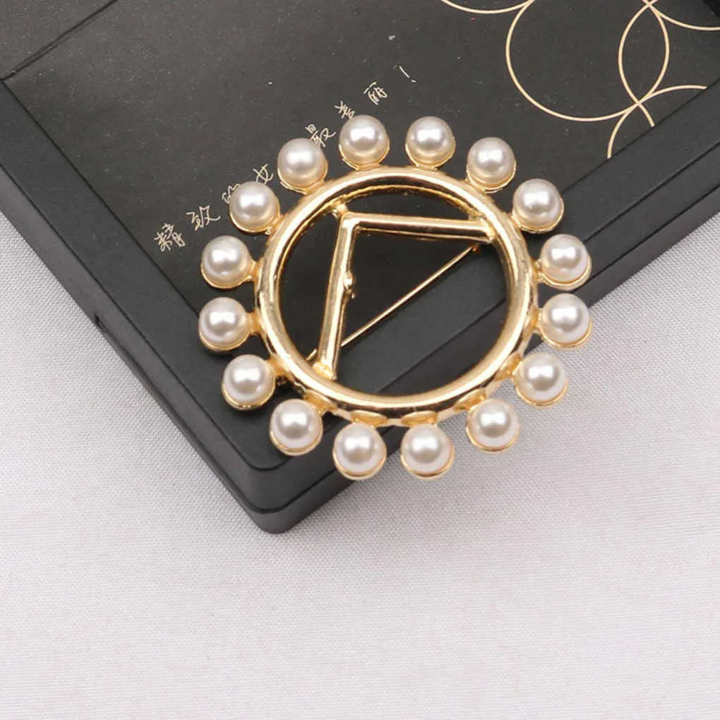 Top designer bijoux Chaohan français cool style célébrité pull cardigan anti lumière poitrine bouton perle costume broche