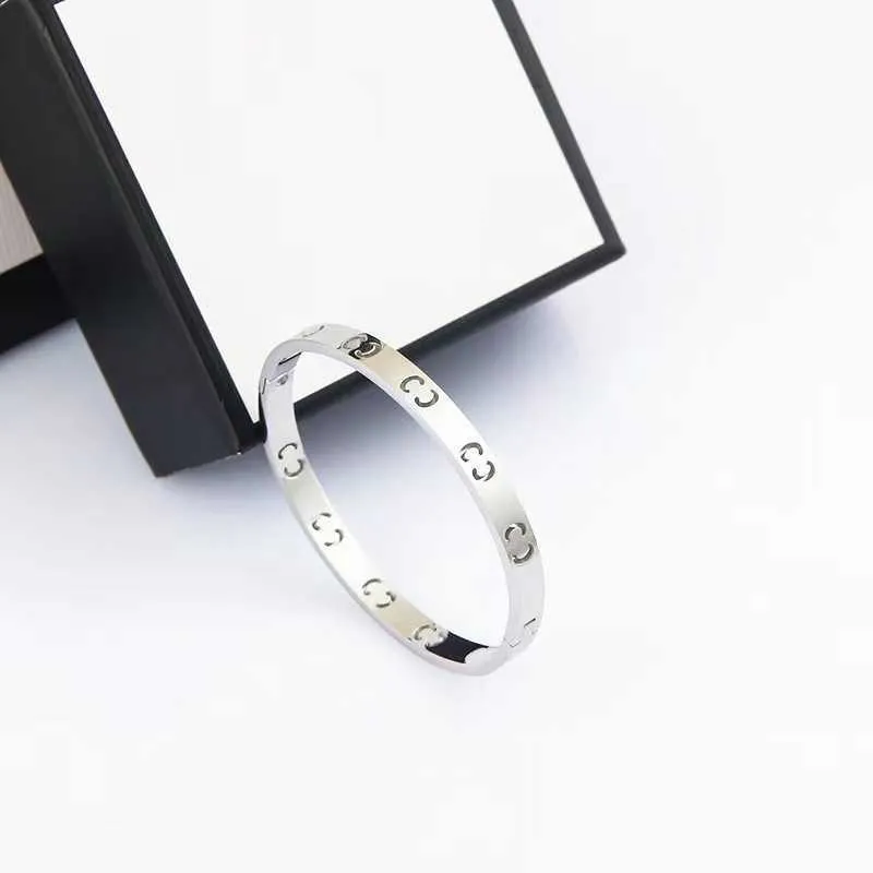 2023 Nieuwe luxe hoogwaardige mode-sieraden voor dubbele titanium staaluitgesneden kleine persoonlijkheid veelzijdige armband