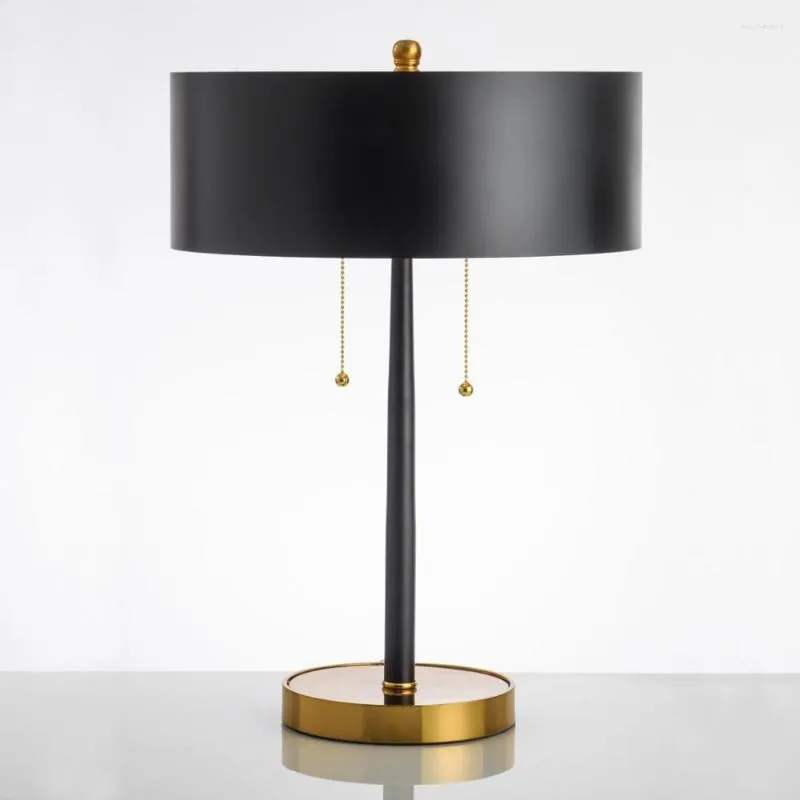 Lampade da tavolo Lampada da camera da letto con paralume nero postmoderno Comodino caldo Creativo Semplice e moderno Soggiorno in metallo