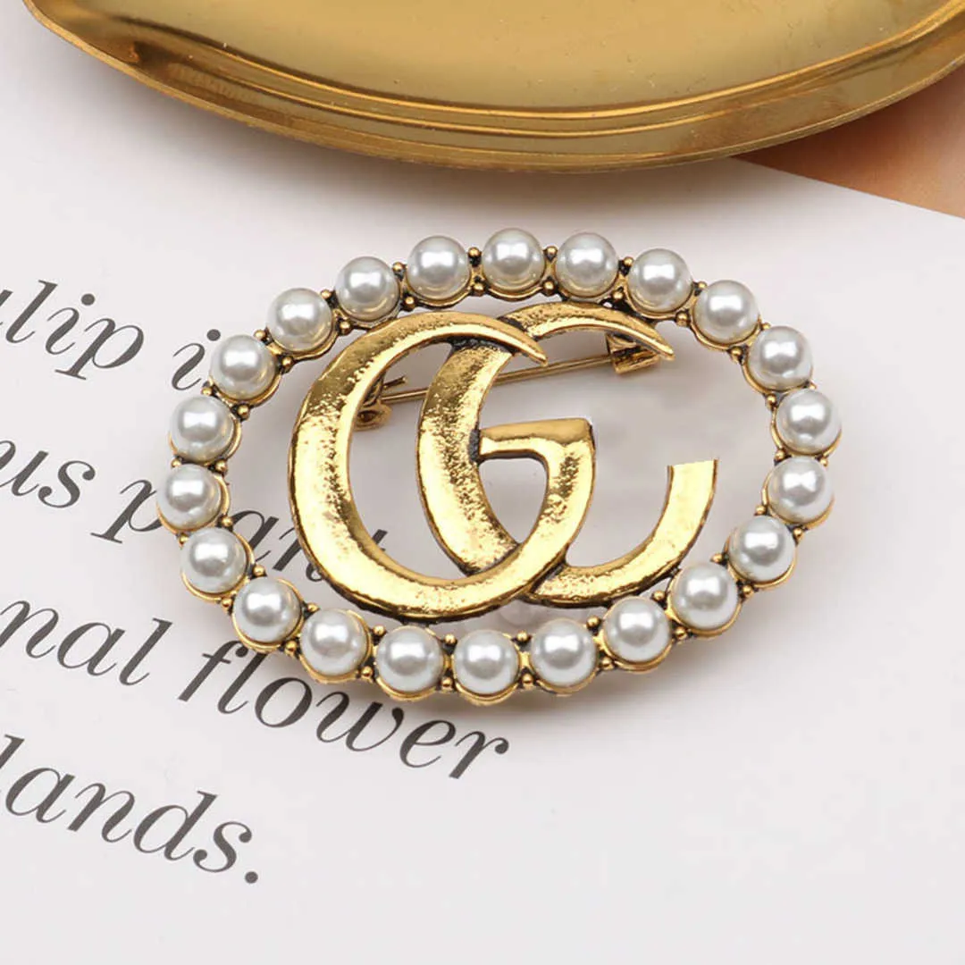 Högkvalitativa lyxiga smycken Broscher Inlagd Pearl Super Flash Temperament Gentle Celebrity Pin Coat Cardigan Accessories Style