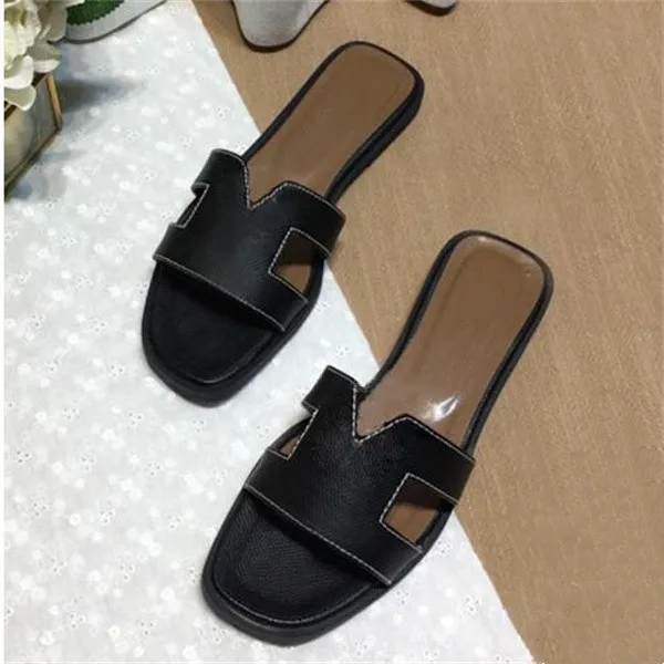 Moda Tasarımcı Kadınlar Sandalet Ayakkabı Siyah Beyaz Slipper Lüks Bayanlar Sandal Orijinal Deri Yaz Moda Kadınlar Plaj Slide Kauçuk Flip Flops