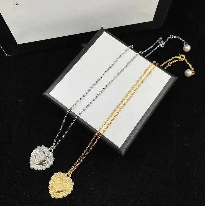 Luxe Plaqué Or Plaqué Sliver Designers Lettres Colliers Marque Femmes Perle Coeur Pendentif Colliers De Mariage Bijoux Accessoires Clavicule Chaîne Avec Boîte