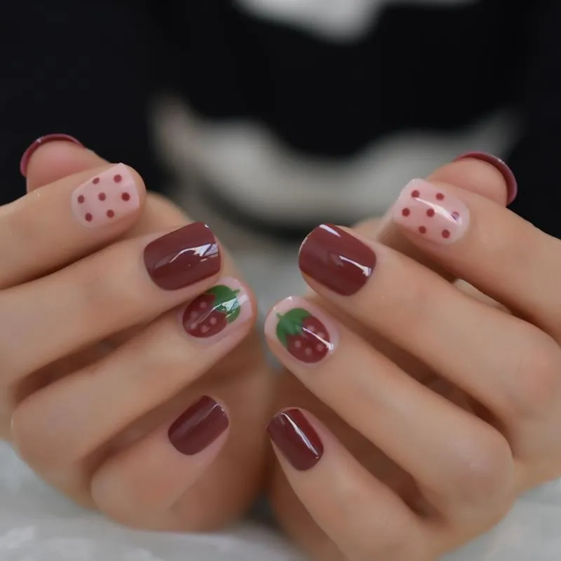 False Nails Strawberry Brown Söta nagelkonst Tips Fördesignad fyrkantig kort vågpunkt mönster tjej falsk blank yta nagel