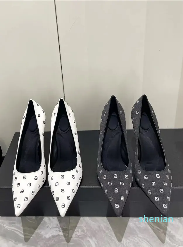 Zapatos formales puntiagudos de tacón alto, zapatos individuales de moda, forro superior de piel de oveja con diamantes calientes de seda, zapatos de boda de mujer de estilo clásico cómodos de alta gama