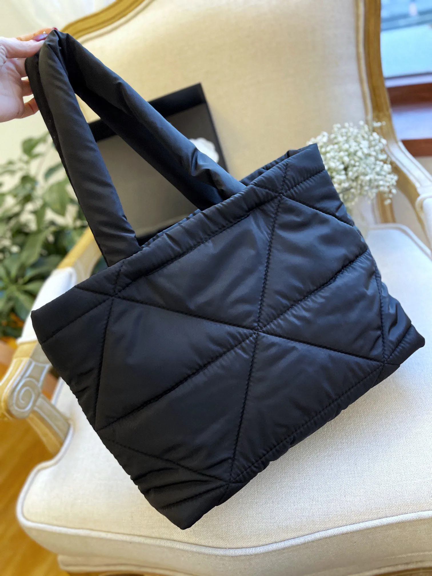 Nylon Tote 2023 moda invernale Una borsa a tracolla borsa a tracolla da donna di design di lusso borsa con cerniera Borsa a tracolla leggera tutto abbinato al nero