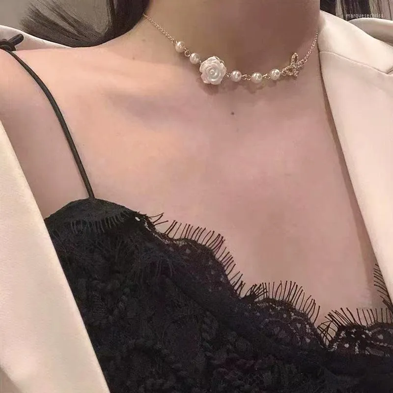 Chaînes Rétro Blanc Rose Fleur Collier Femmes Lumière Luxe Niche Conception Perle Clavicule Chaîne