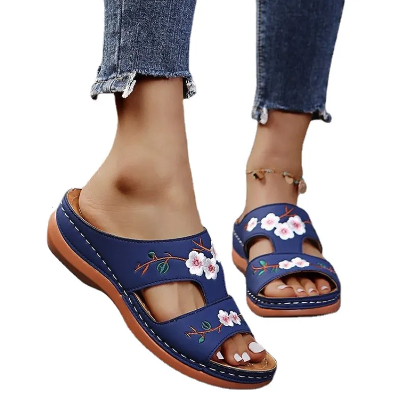 Sandaler Kvinnor Casual Sandaler Bekväma mjuka tofflor Broder Flower Colorful Ethnic Flat Platform Open Toe Outdoor Beach Shoes 230306