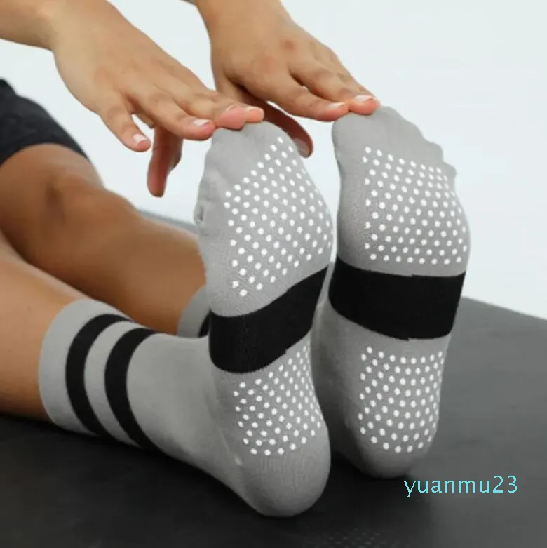 Lu 2023 Gymnastics Grip Socks Non Slip, Elastic, And Sweat Absorbing For  Yoga, Training, Cross Border Men And Women PVC Glue Skin Soft And  Comfortable Straight Sock From Yuanmu23, $44.23