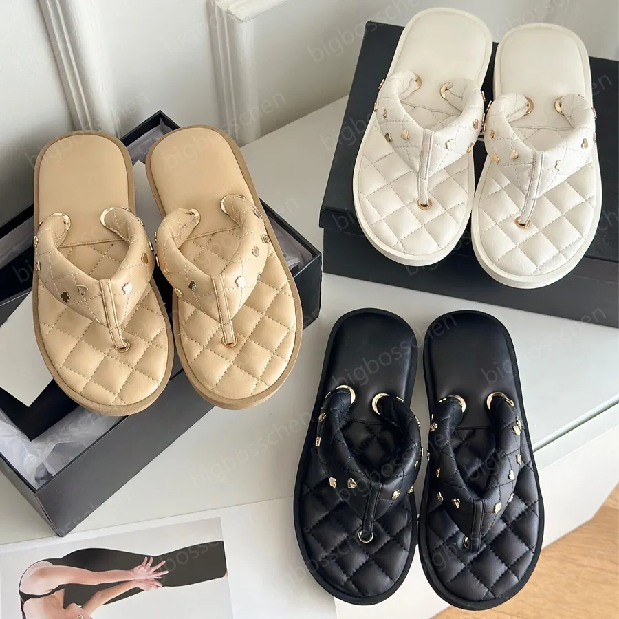 Hochwertige Pantoletten für Damen, Flip-Flops, Damen-Sommersandalen, flache Schuhe, Metallblumen, Buchstaben, Liebe, Leder, Luxus-Designer-Slipper, Strandschuhe, Urlaubsschuhe, 35–41