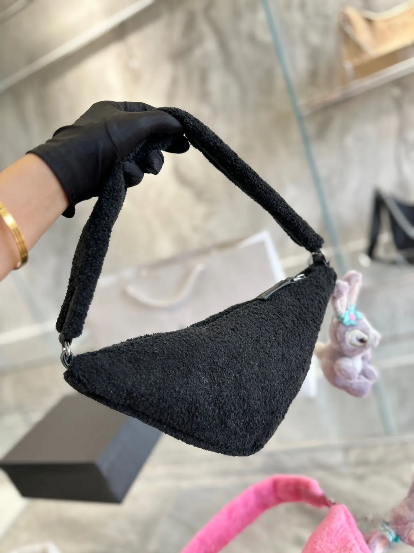 5A Plush Triangle Underarm Bag Fashion Bag One Counter Bag 2022 Winter Luxury Designer Crossbody Bage Parse Black White Pink