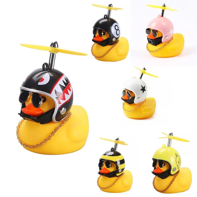 Pato de borracha de vento quebrado com capacete de capacete pingente rodoviário de bicicleta de bicicleta de bicicleta de bicicleta acessórios para decoração de carros de decoração de carros