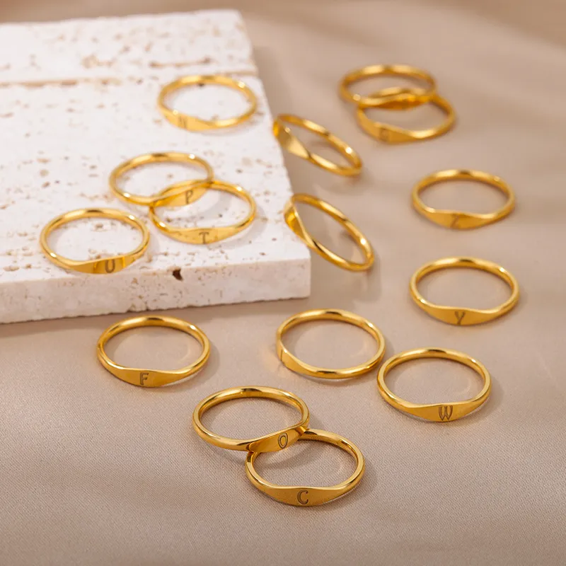 Fashion A-Z Letter Finger Anello in acciaio inossidabile Gold Piccolo Lettera iniziale Anelli per donne Regali di gioielleria per matrimoni estetica