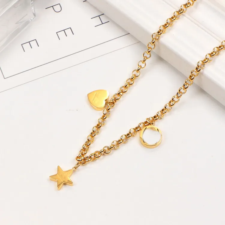 Luxury Necklace Designer Chain Chains Link Jewellery Heart Pendant Long Love Pendants Women Womens rostfritt stål Valentinsdag V2E3