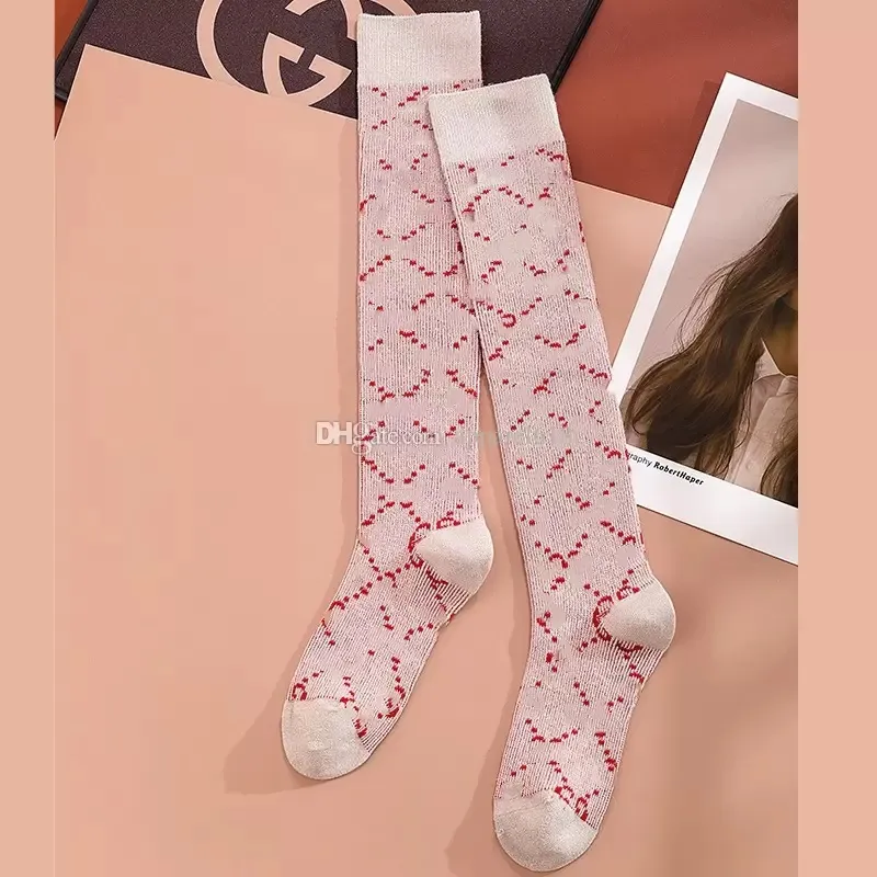 2023 femmes marque chaussette mode habille Hip Hop jambe chaussettes pour filles dame genou haute conception pleine lettre impression bas Streetwear