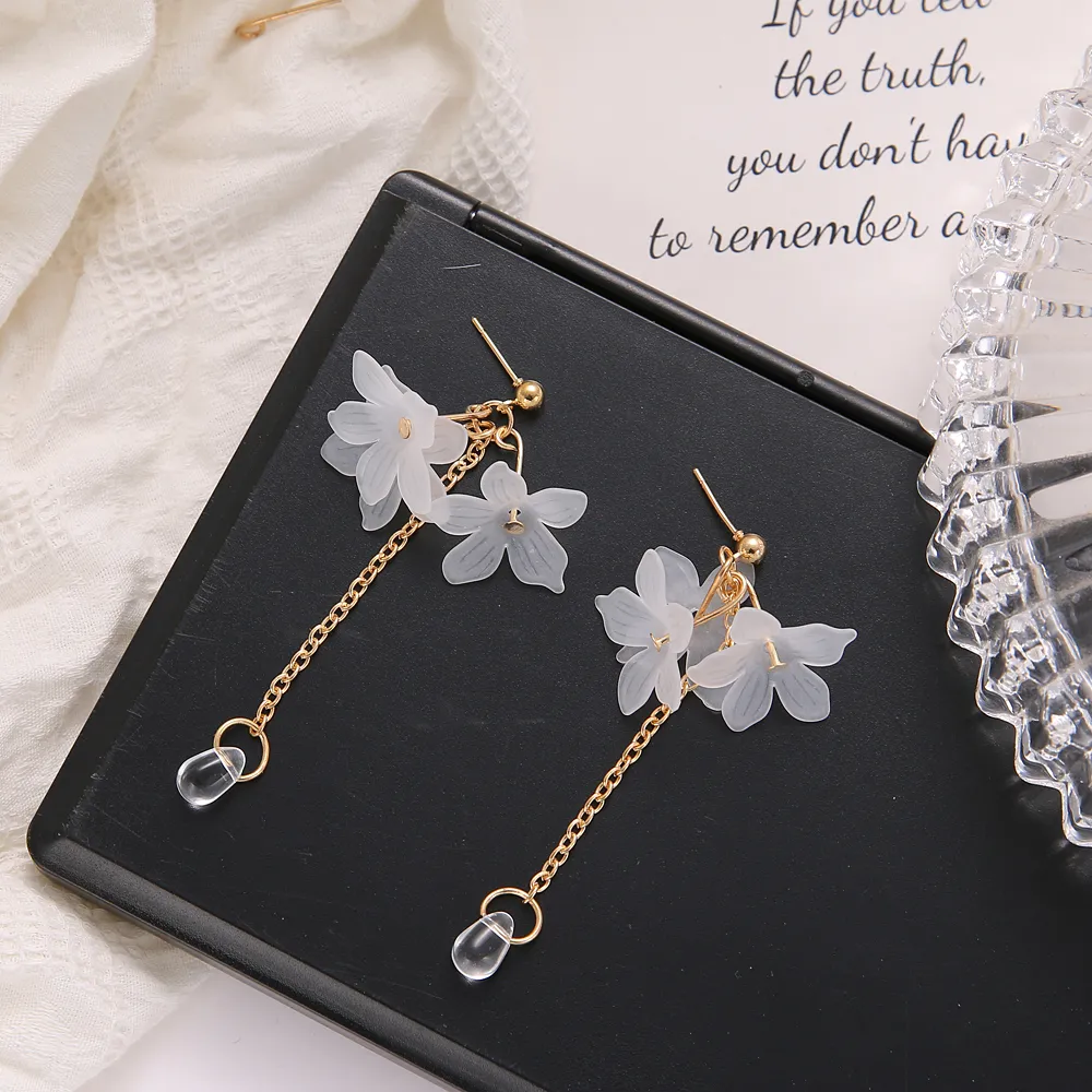 Fashion Trend White Acrylic Flower Drop Earrings Female Acrylic Alloy Tassel Chain Pendant Earring