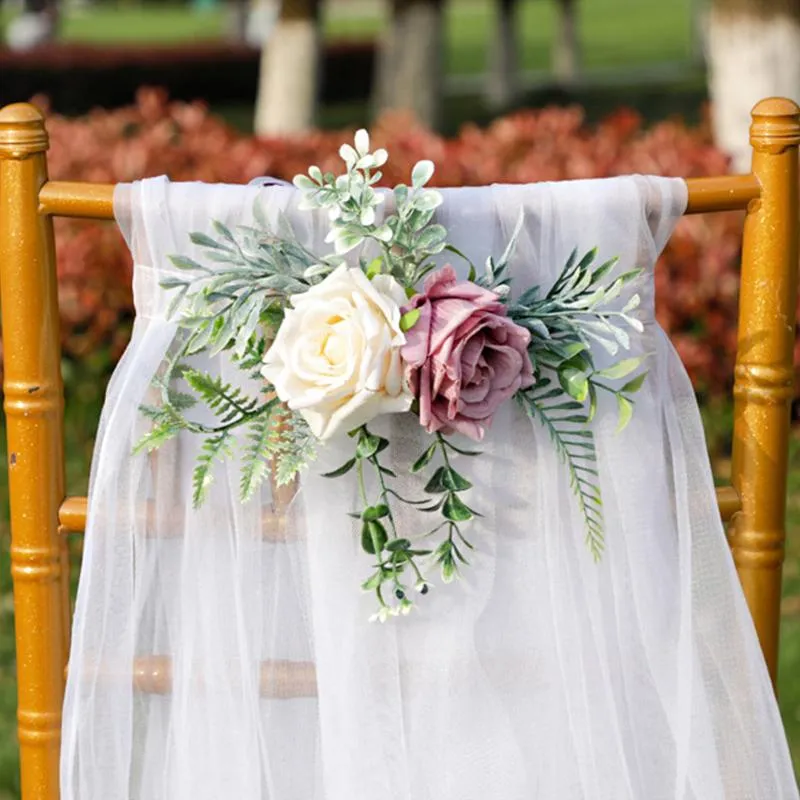 Dekorative Blumenkränze Waldrose Künstliche Blume für Hochzeitsstuhldekorationen Herrliche und schöne Partyszene im Freien arrangiert