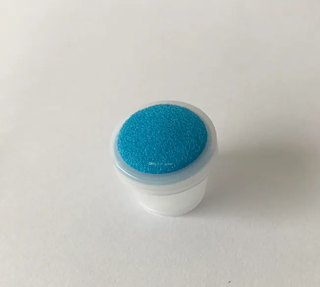 Leere weiße Kunststoff-Schwammapplikator-Flüssigkeitsflasche, HDPE-Flaschen zur Muskelschmerzlinderung mit blauem Schwammkopf, 20 g, 20 ml, Fabrikverkauf