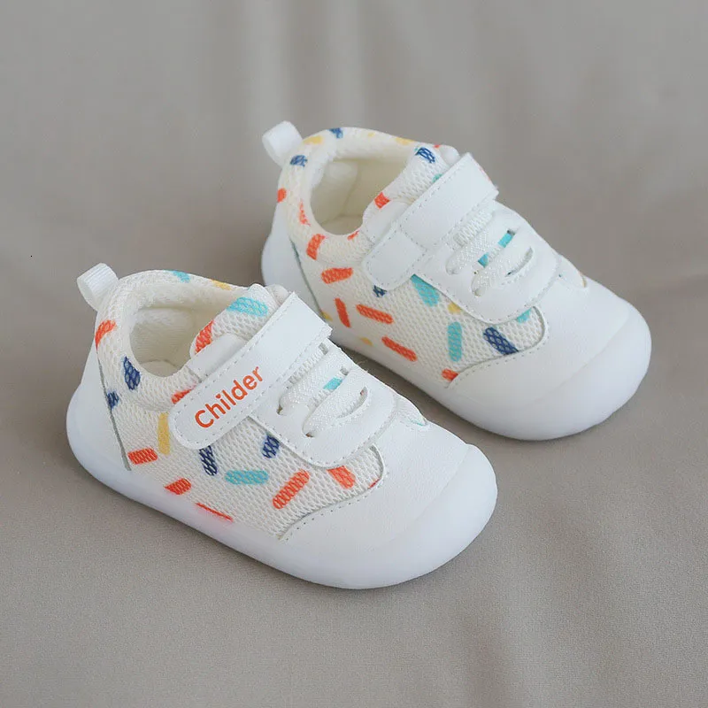 Sneakers trycker anti -skidskor Spring och höstbarns gummisulig baby småbarn mode andningsnät med mjuk botten 230303
