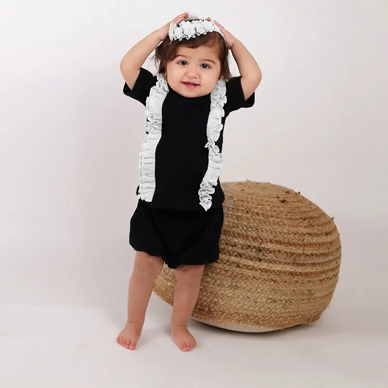 Ensembles de vêtements Ensemble bébé vêtements d'été 2pcs haut et bloomer noir côtelé enfants fille col rond manches courtes contraste volants 230303