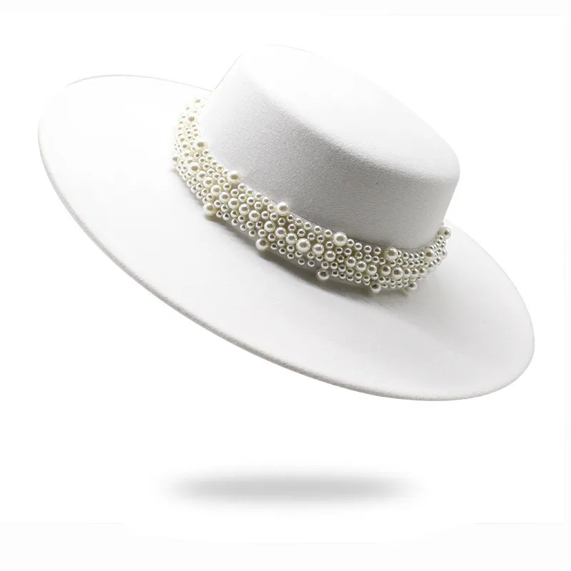 Stingy Brim Hats Spring Autumn Women's Cap Hatts Bowler Round Fedoras Wide Brim Pearl With Chain Headgear Chapel Beach Wedding Picture Elegant 230306