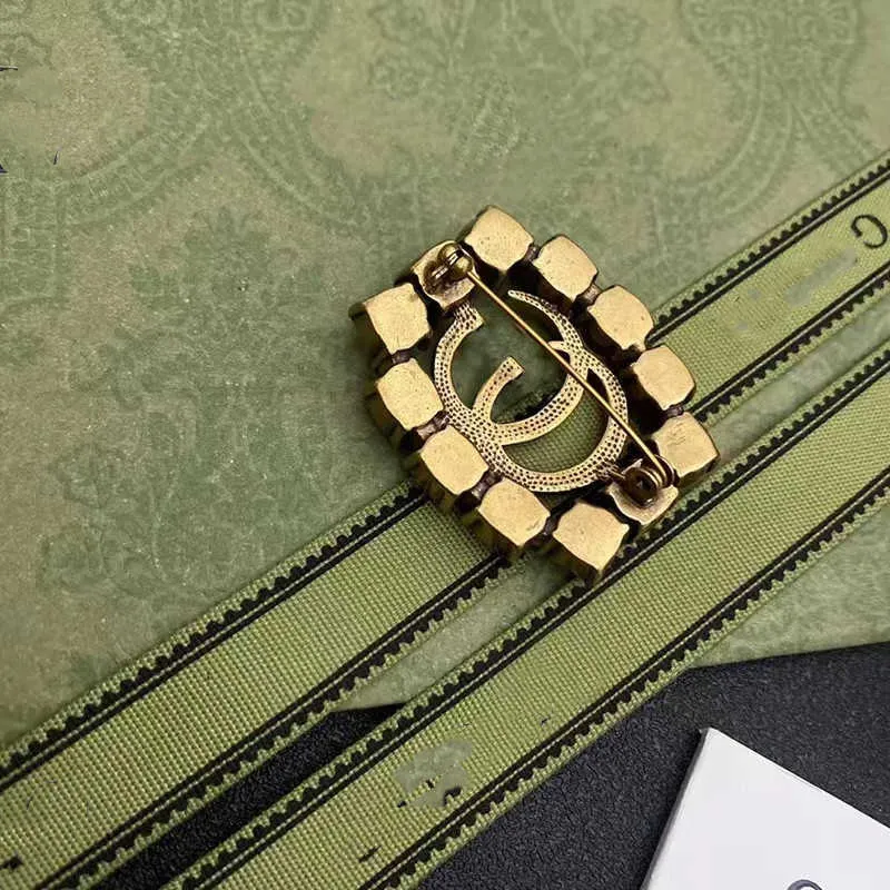 2023 New Luxury High Quality Fashion Jewelry for new style brass inlaid diamond classic brooch double letters autumn and winter versatile personalized corsage